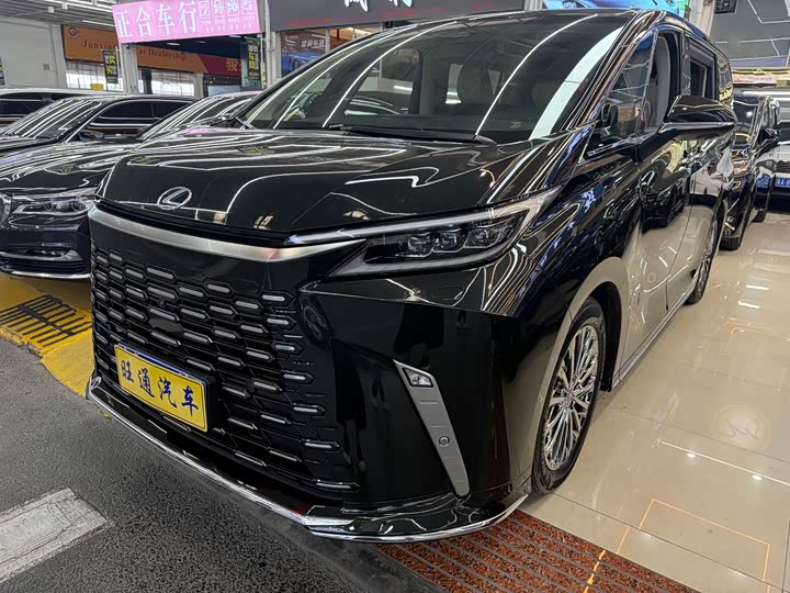 Lexus LM 2023 500h six-seater premium version