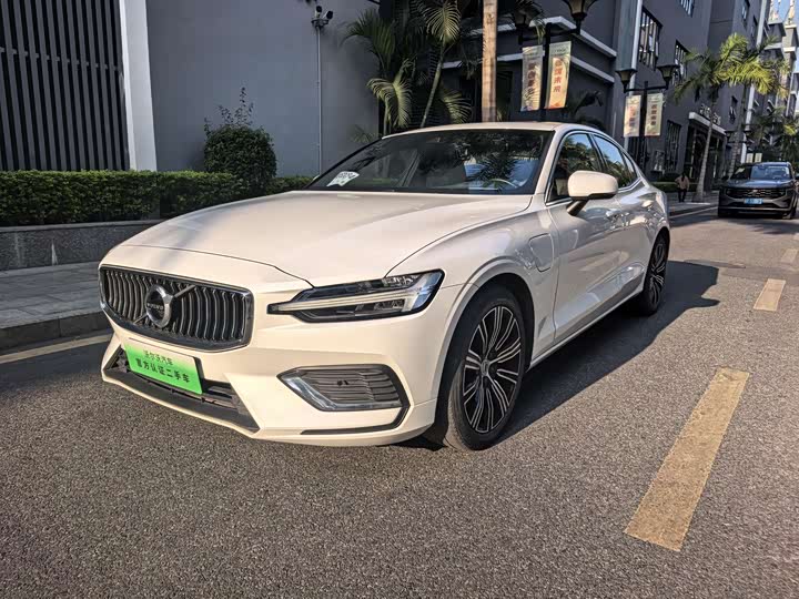 VolvoS60 Plug-in Hybrid 2021 Model T8 E-Drive Hybrid 4WD Zhiyi Luxury Edition