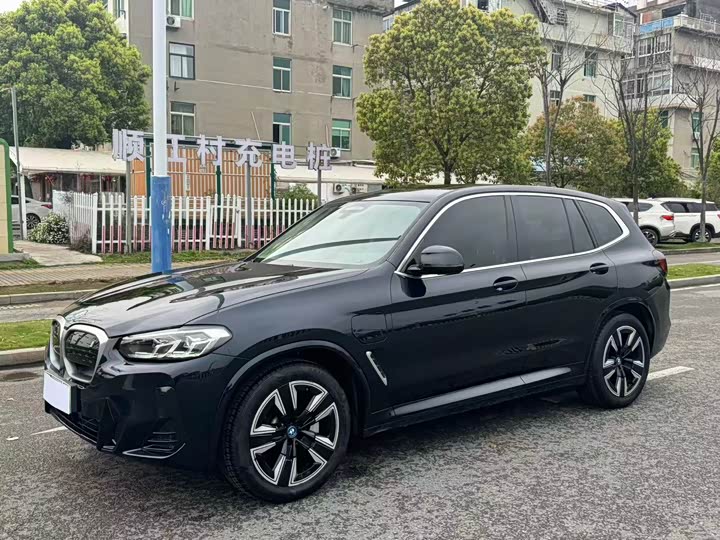 BMW iX3 2022 leading model