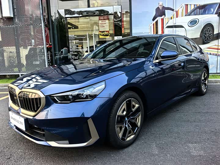 BMW 5 Series 2024 525Li Luxury Package