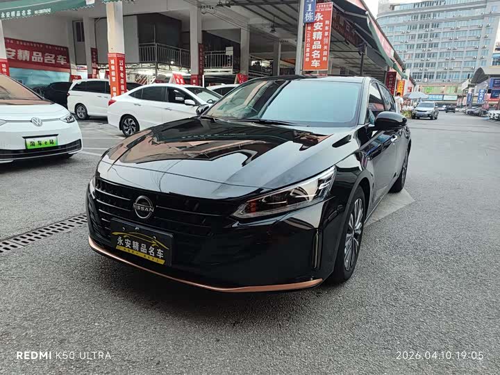 Altima 2024 2.0L SV Black Gold Edition