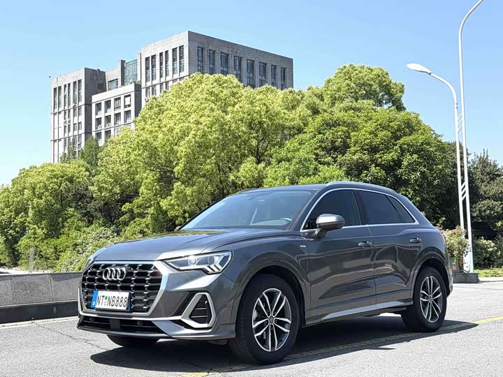 Audi Q3 2021 35 TFSI aggressive and dynamic