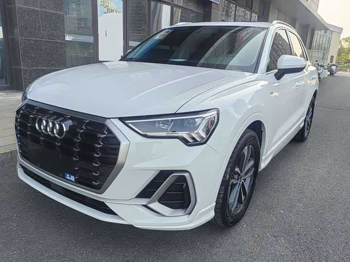 Audi Q3 2022 35 TFSI aggressive and dynamic