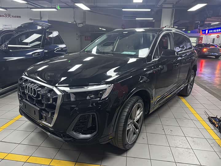 Audi Q7 2024 45 TFSI quattro S line sports