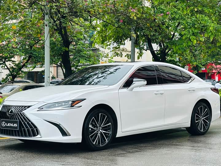 Lexus ES 2022 300h Luxury Edition