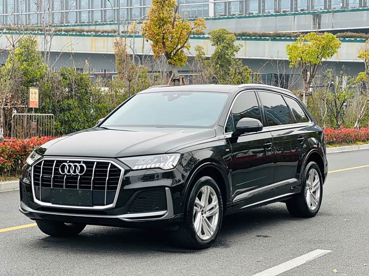 Audi Q7 2024 45 TFSI quattro S line sports