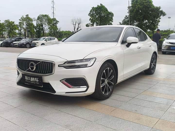 Volvo S60 2022 B4 Zhiyi Luxury Edition