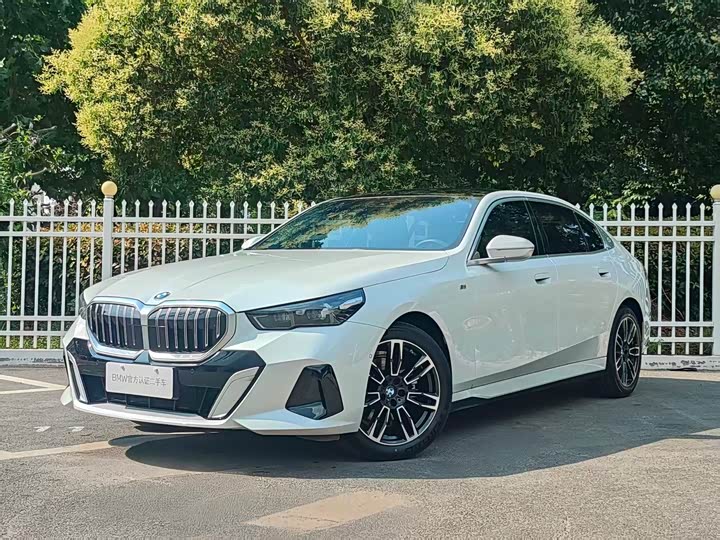 BMW 5 Series 2024 525Li M Sports Package