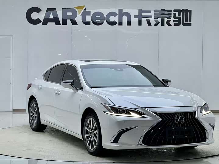 2022 Lexus ES 2022 300h Excellence Edition