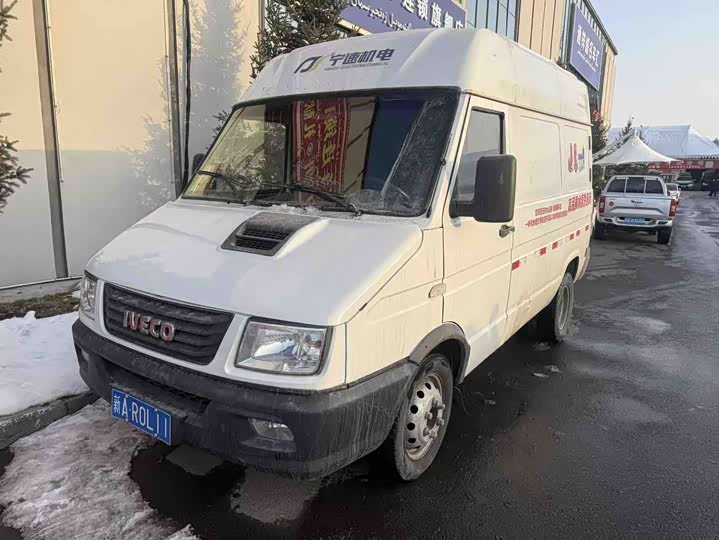 Iveco is proud of the 2021 2.8T V35 VAN van transporter with 3 seats, short axle, mid-roof, double tire side sliding door